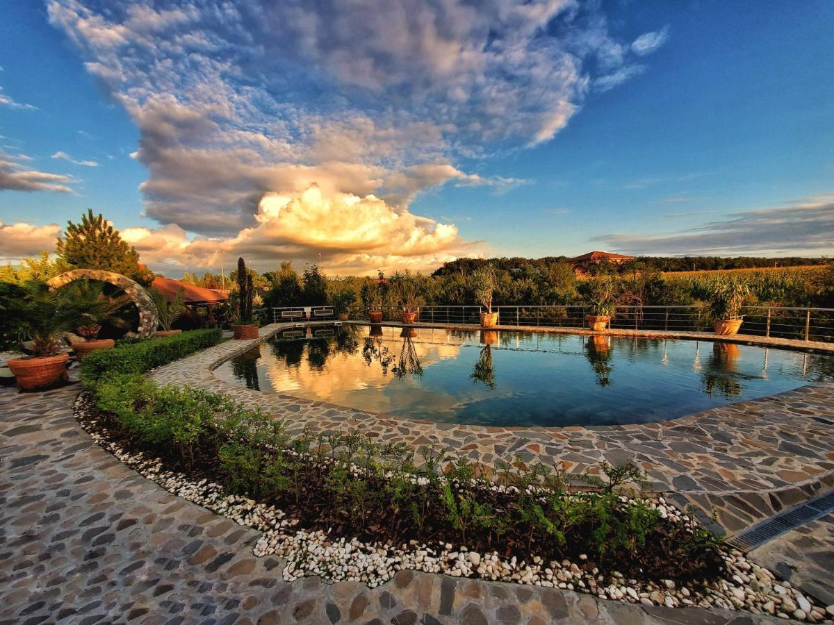 Country Spa Retreat سناجوف المظهر الخارجي الصورة The "Blue Lake"