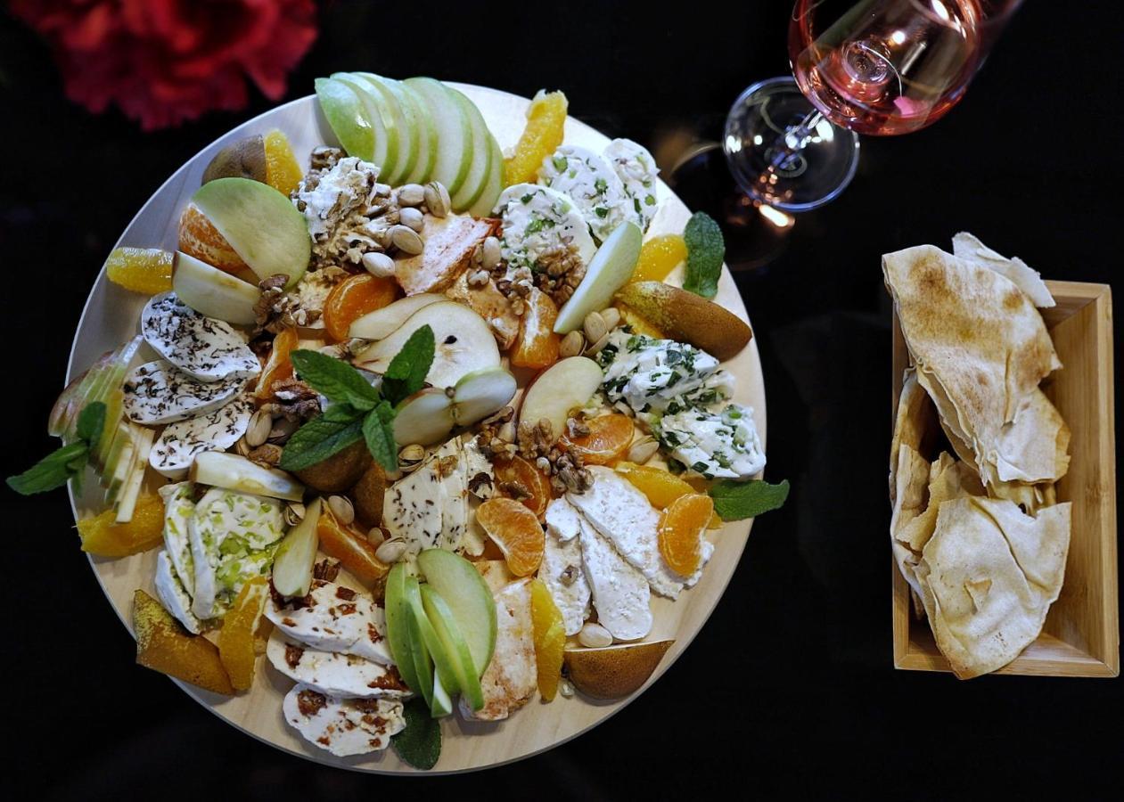 Country Spa Retreat سناجوف المظهر الخارجي الصورة A cheese platter with a selection of cheeses and fruit