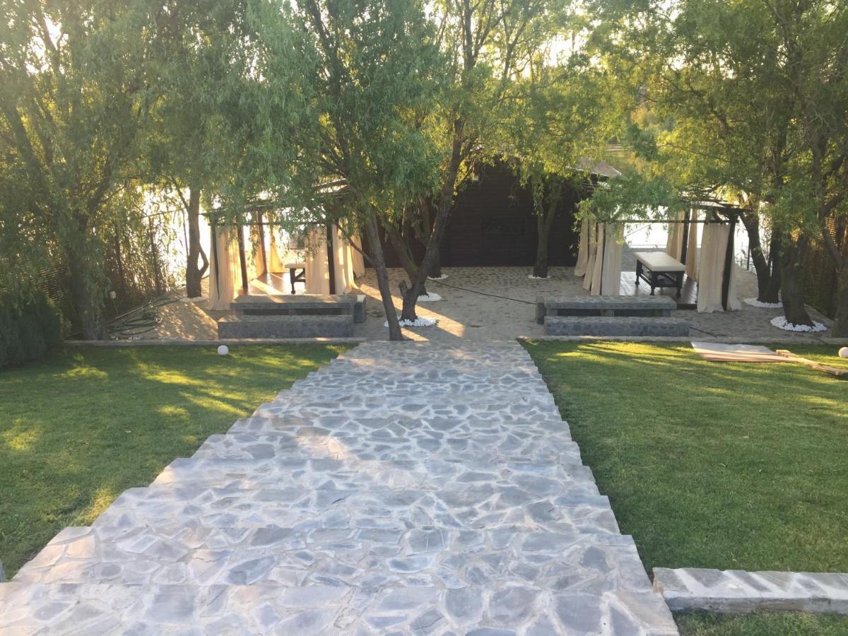 Country Spa Retreat سناجوف المظهر الخارجي الصورة The entrance to the memorial