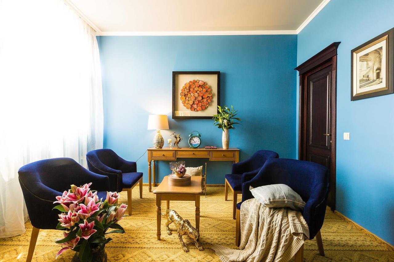 Country Spa Retreat سناجوف المظهر الخارجي الصورة A room with blue walls and blue furniture